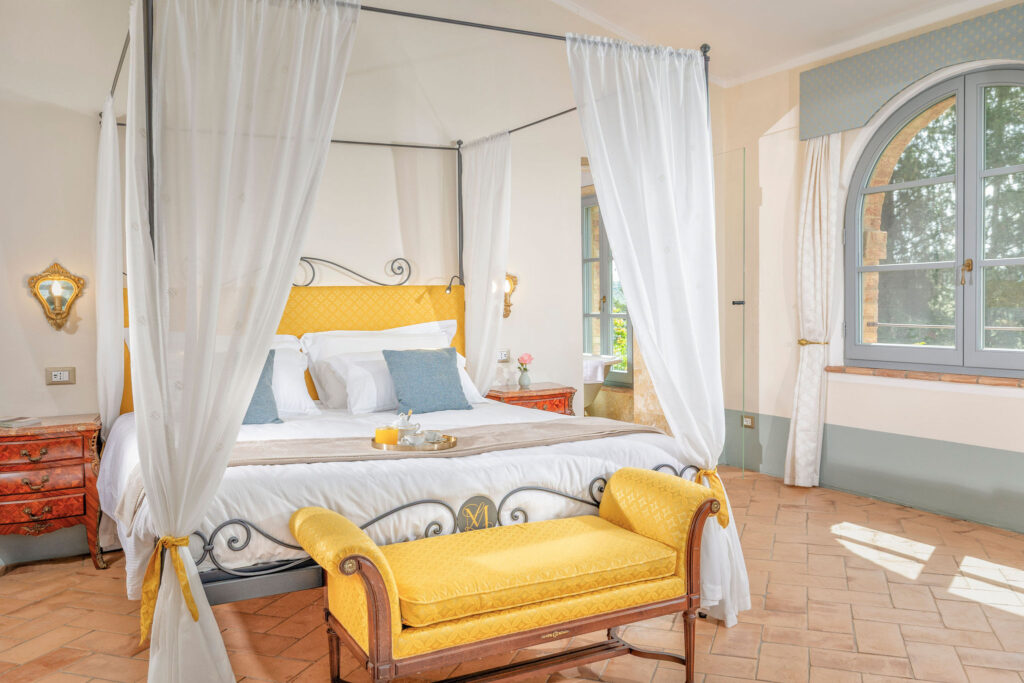 Spacious luxury suite in Villa Montelandi “Archi di Montalcino” featuring an elegant bathtub and refined Tuscan décor.