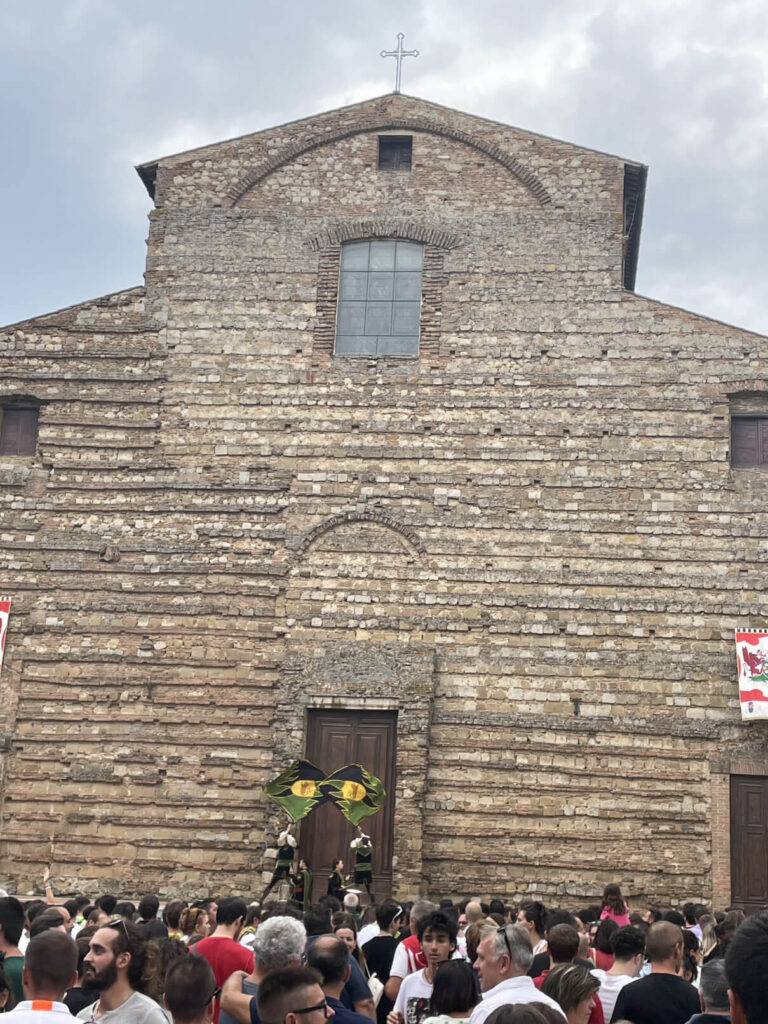 Montepulciano val d'Orcia Tuscany piazza grande bravo delle botti historical competition of cantradas flag throwing costumes